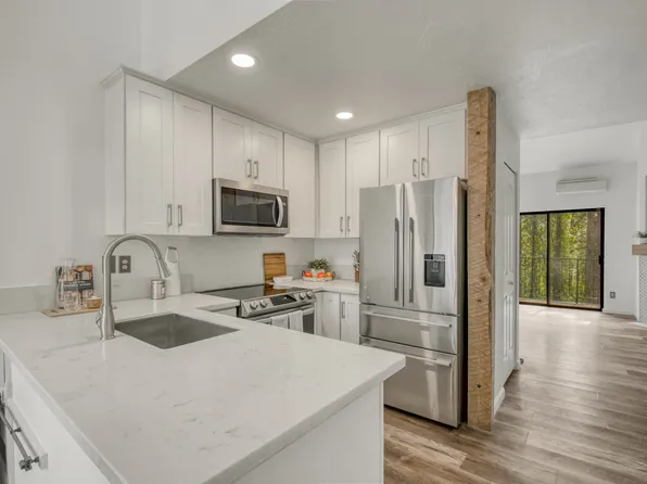 4000 Carman Dr, Lake Oswego, OR