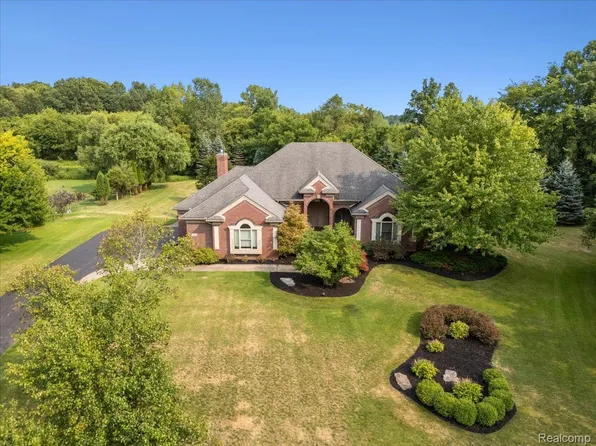 3279 Beach Lake Dr E, Milford, MI 48380