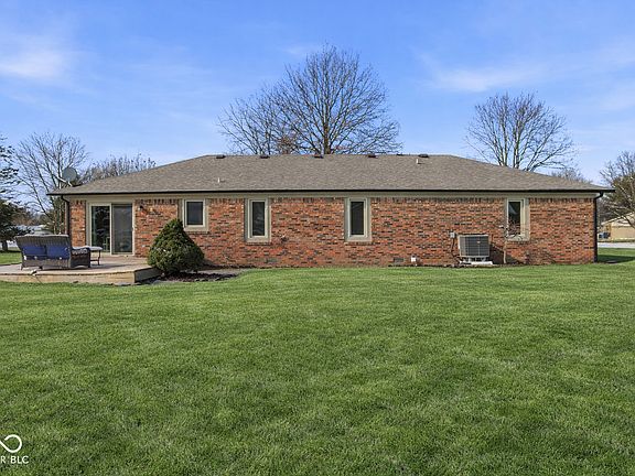 3rd image of 1105 Fox Trail Dr E