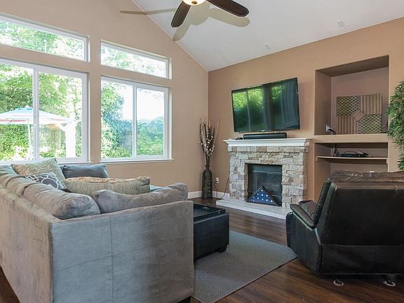 4th image of 1300 Retreat Way