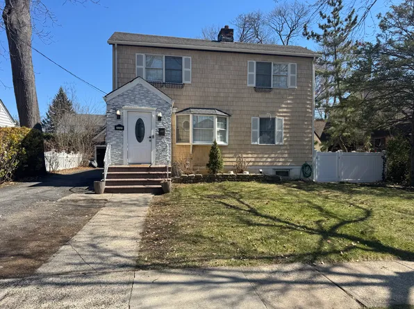 22 Woodside Ave, Malverne, NY 11565