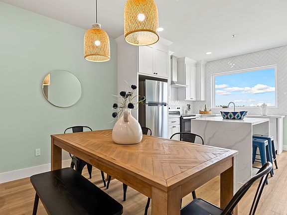 4th image of 111 W Sunny Isle St