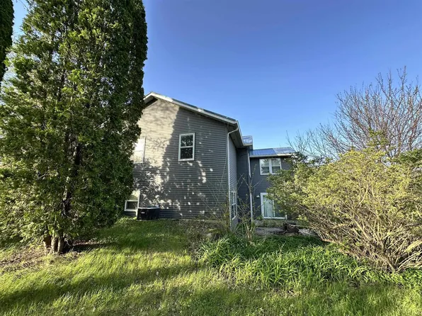493 Jenny Ln, Elizabeth, IL 61028