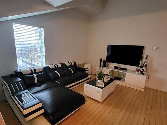 3rd image of 1415 Outlook Ave #3