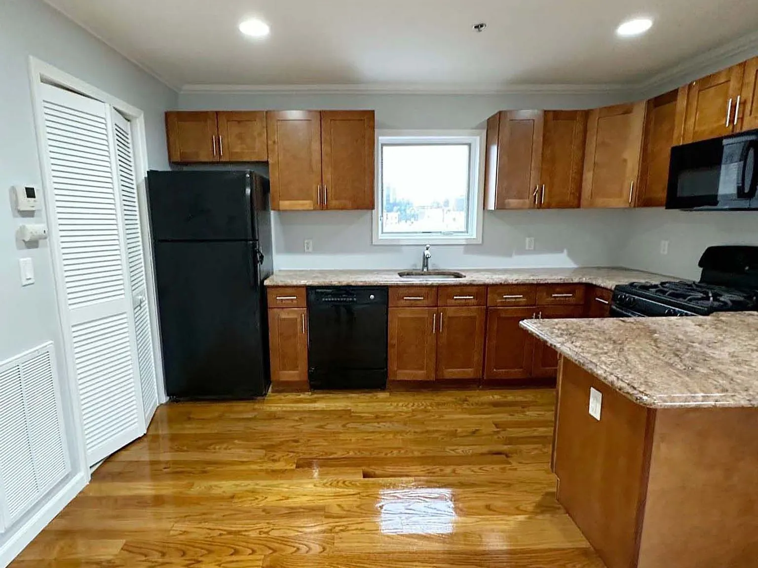 4115 Park Ave Apartments — Photo 3