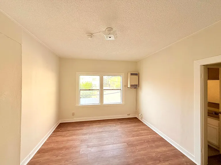 1614 N. Kenmore Avenue — Photo 13