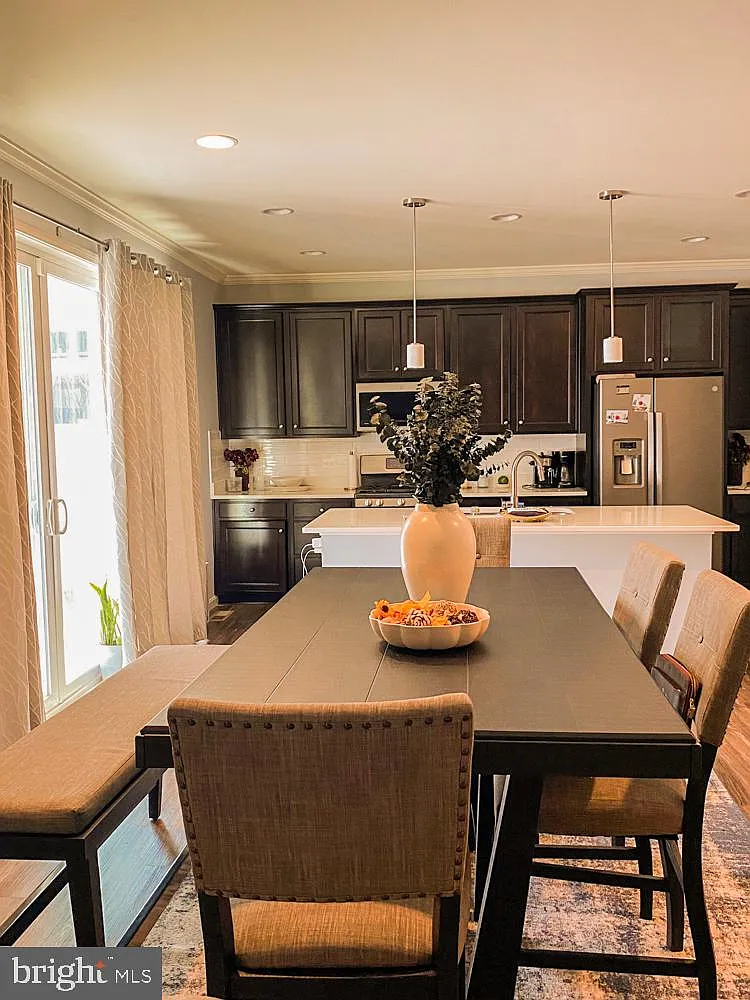 4 bed, 2.5 bath, 2260 sqft, $4,000 — Photo 3