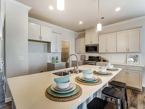 Photo representation of the Amelia plan. Colors, finishes and options will vary.