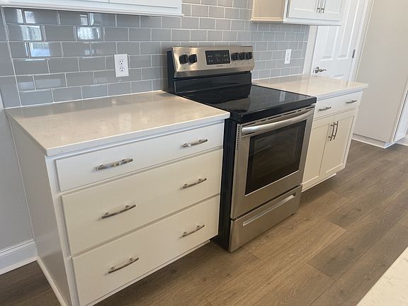 4th image of 1026 Stoneleigh Ln #4
