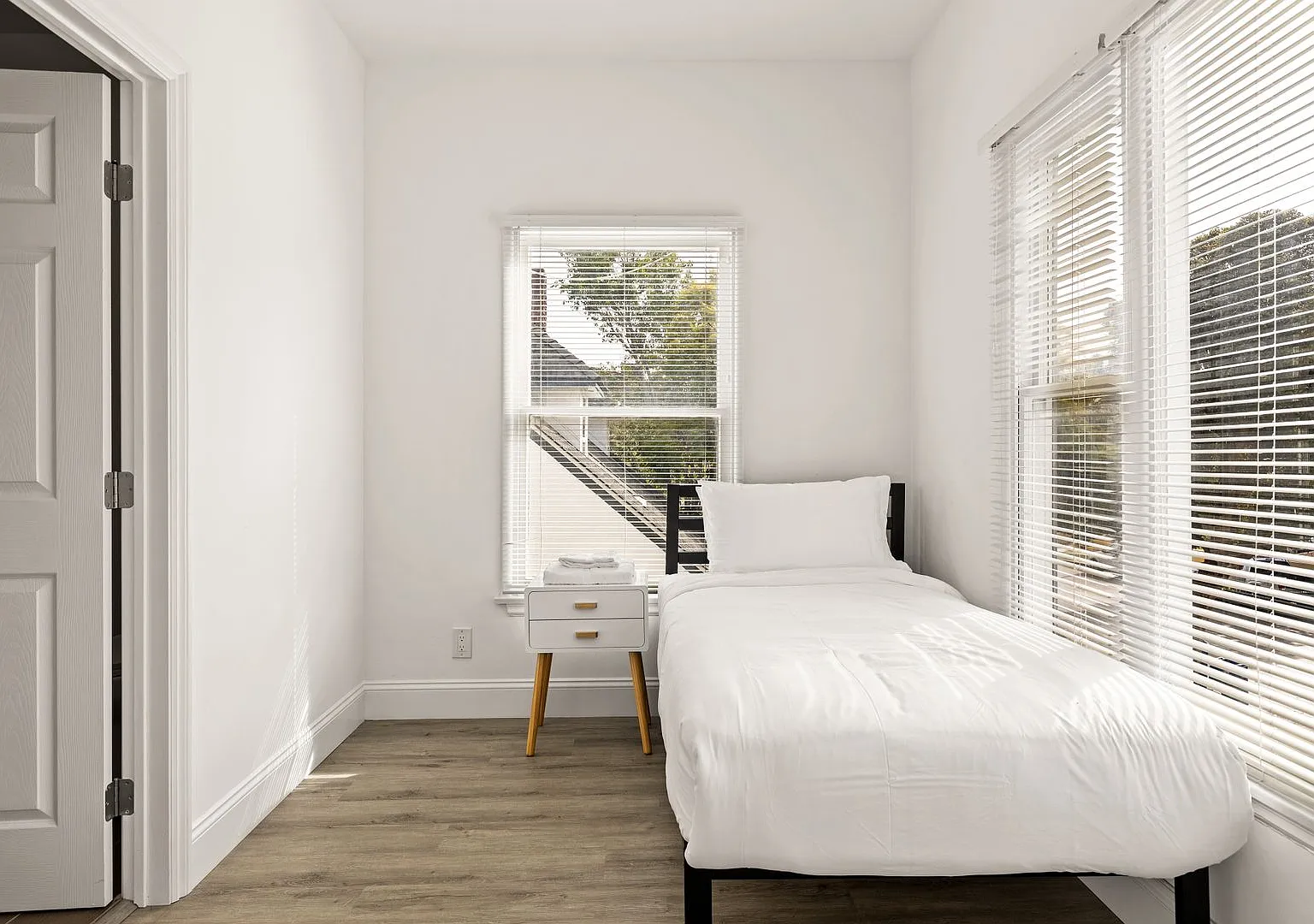 A 5 bedroom, 3 bathroom apartment with common areas and a fully functional kitchen at 1740 Kelton... — Photo 3