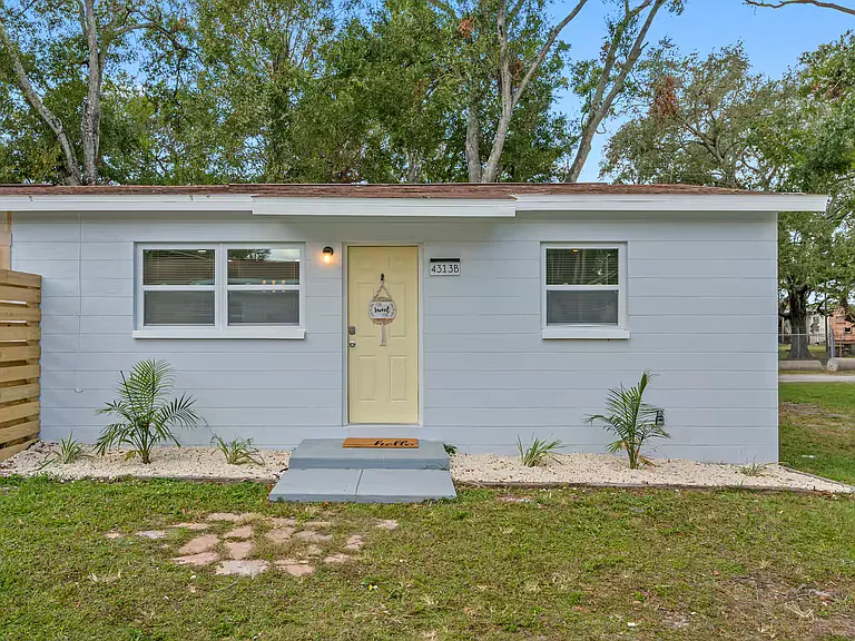 4313 W Woodlawn Ave — Photo 1