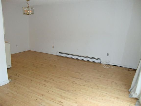 4th image of 81 Crestwood Ter