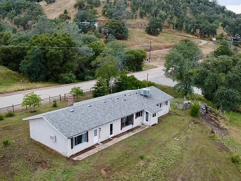 28562 Burrough Valley Rd — Photo 3