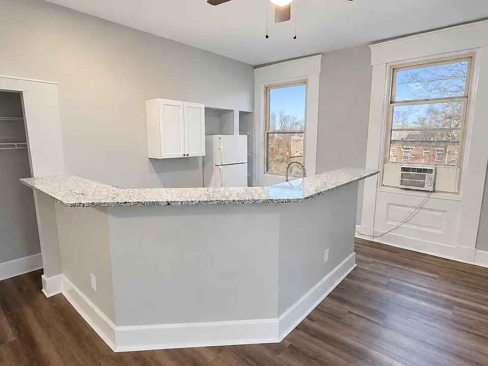 313 W 6th St #4