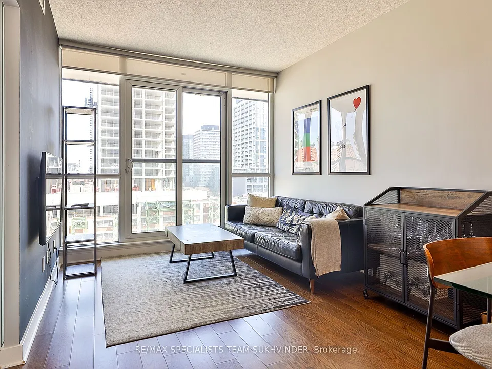 320 Richmond St E
