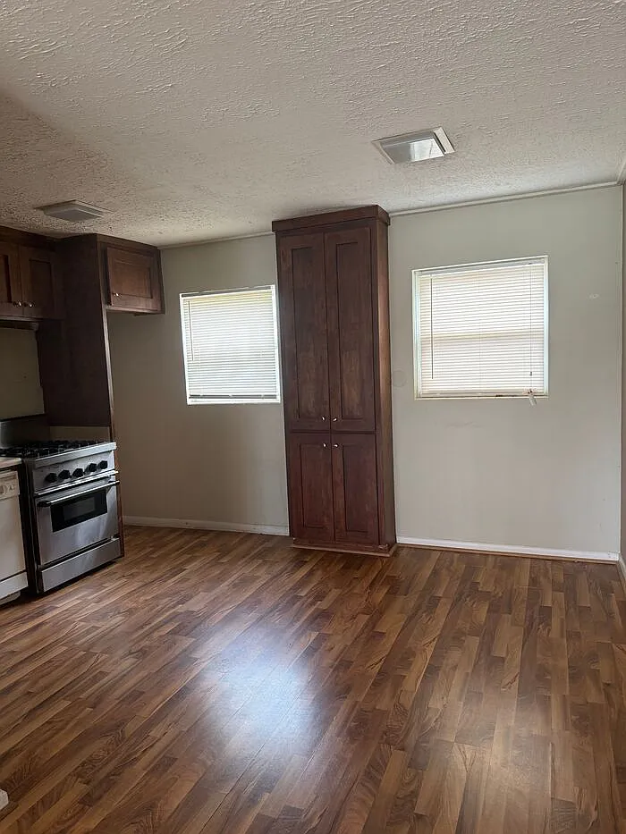 2 bed, 1.0 bath, 1100 sqft, $1,295 — Photo 3