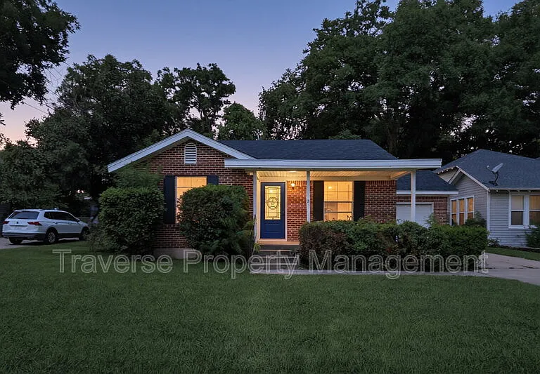 304 S Waco St — Photo 2
