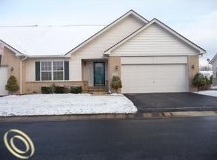 23688 Ashley Dr, Flat Rock, MI