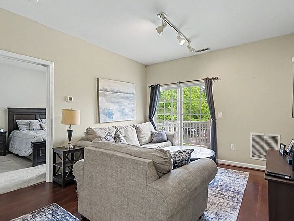4th image of 19 Hampshire Rd APT 205