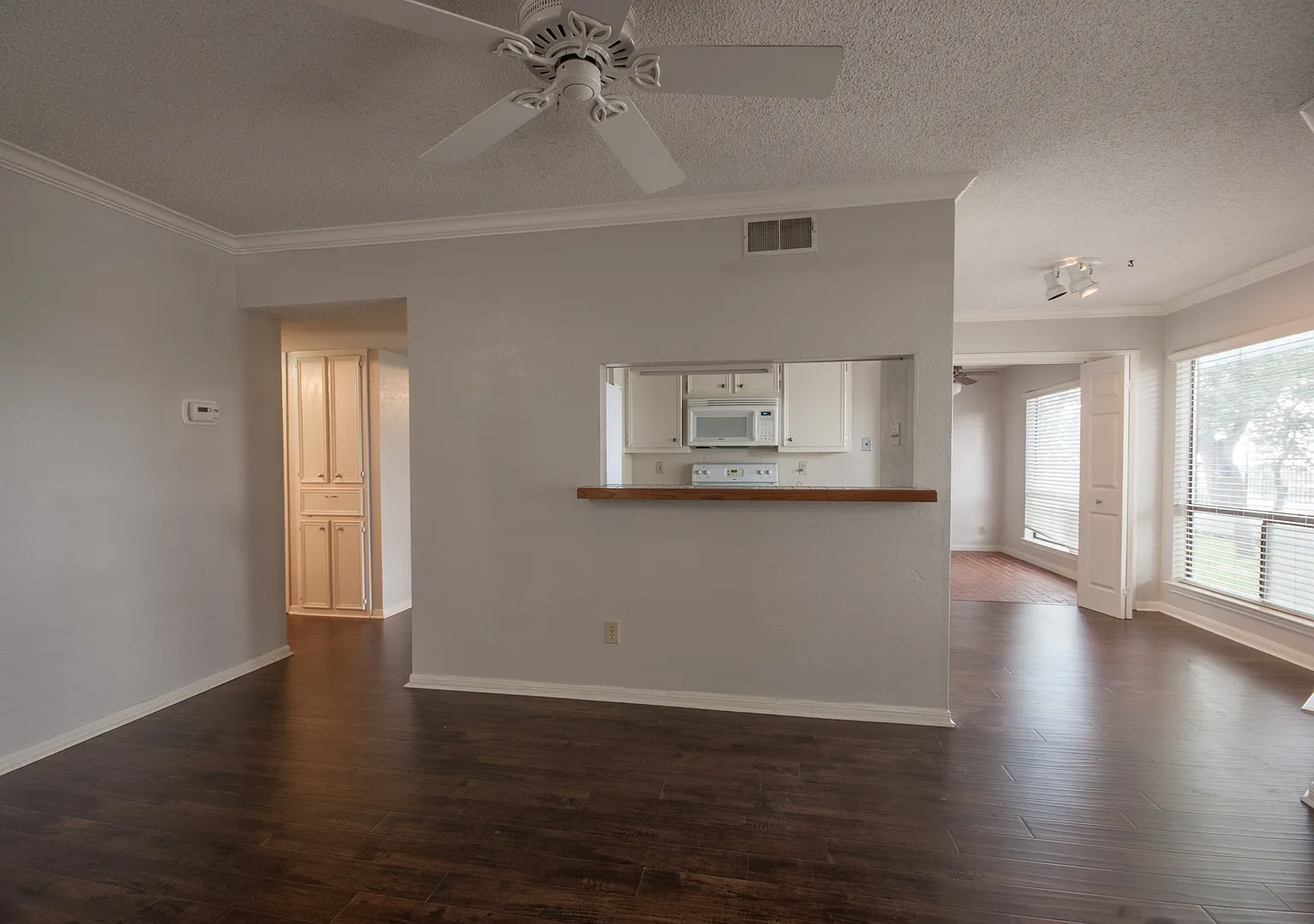 2 Bedroom / 2 Bath Condo Off of Far West — Photo 4