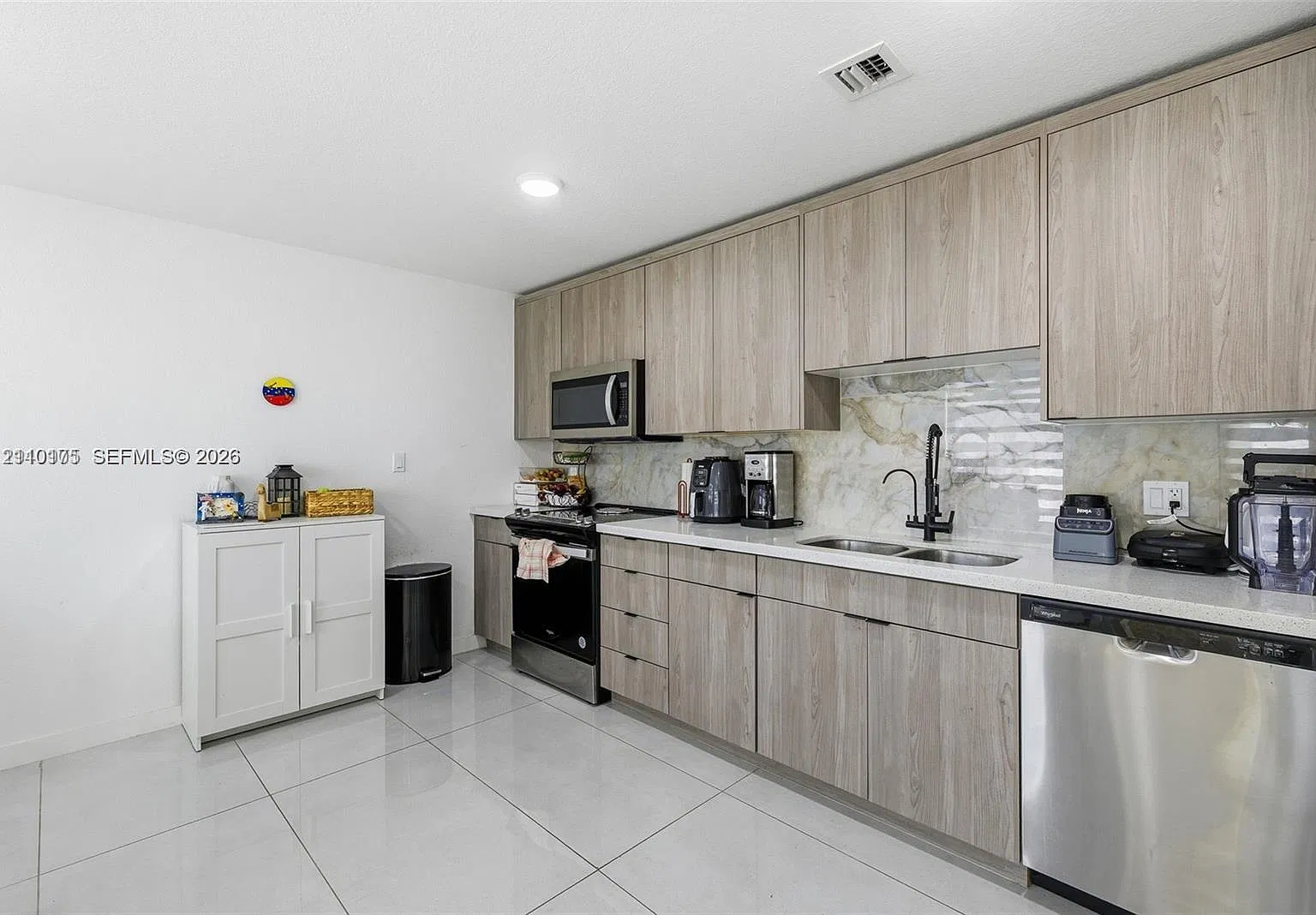 4 bed, 3.5 bath, 1398 sqft, $2,950 — Photo 4