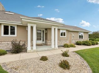 W174N7920 Wildwood Dr, Menomonee Falls, WI 53051