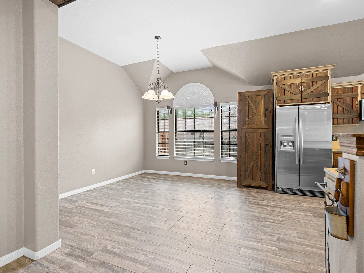 4 bed, 2300 sqft, $2,200 — Photo 2