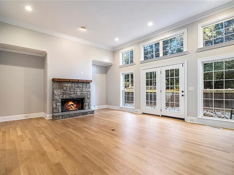 960 Landmark Dr — Photo 8