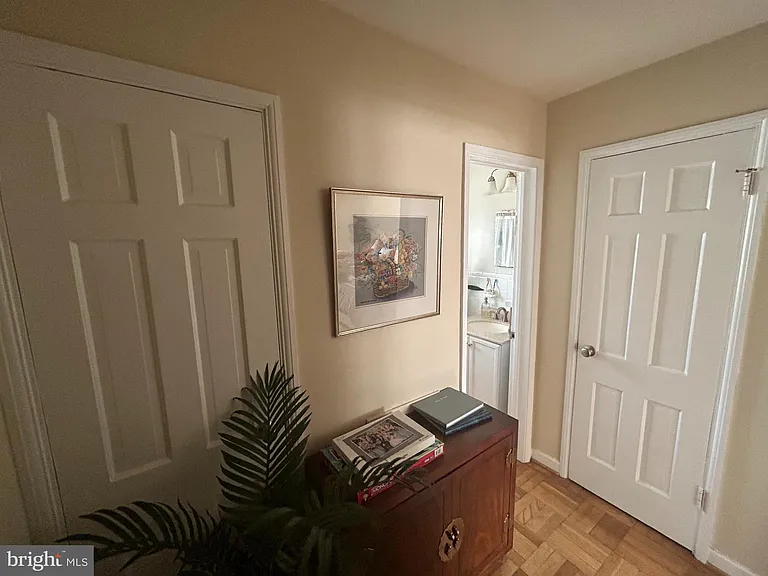 726 N Oakland St — Photo 13