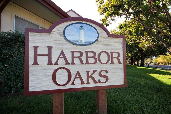 1st image of 182 Harbor Oaks Cir