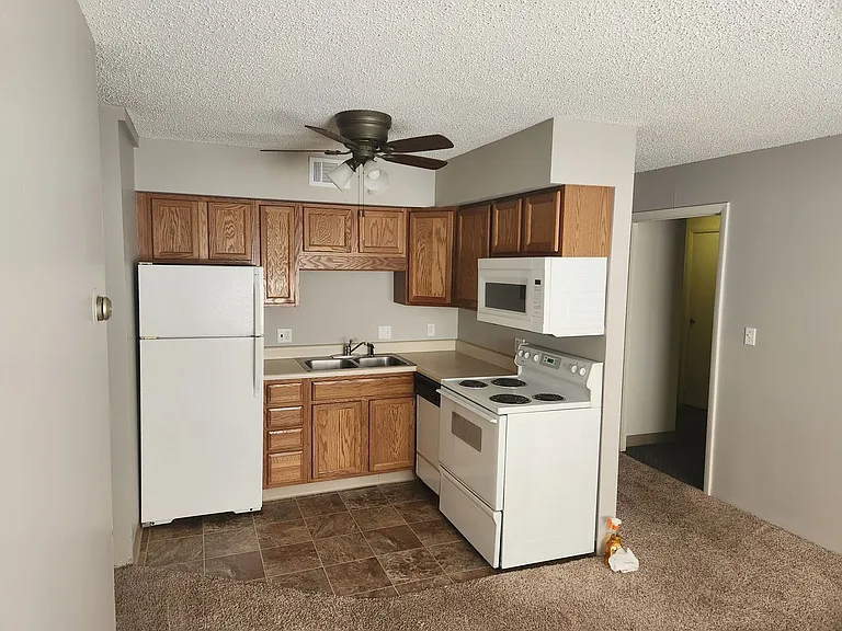 Pleasant Court Apartments — Photo 34