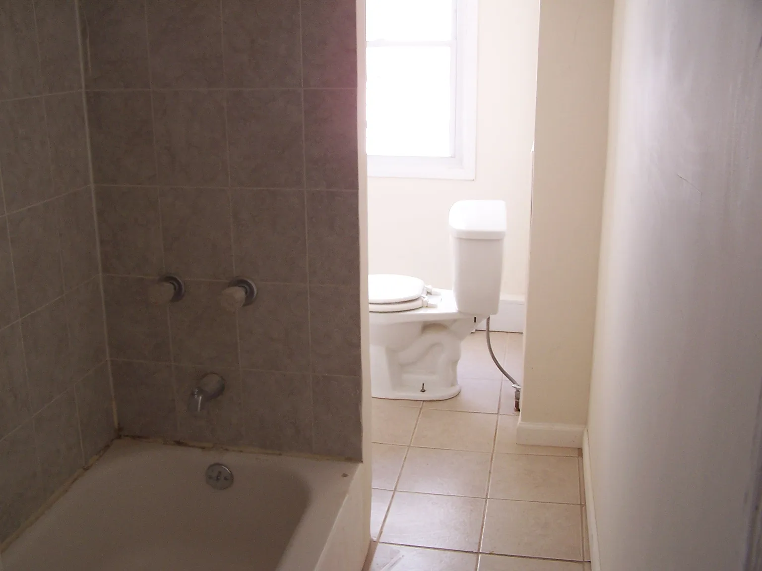 1 bed, 950 sqft, $1,350 — Photo 2