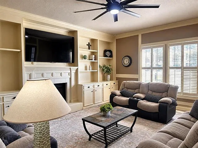 4 bed, 2.5 bath, 2704 sqft, $3,550 — Photo 3