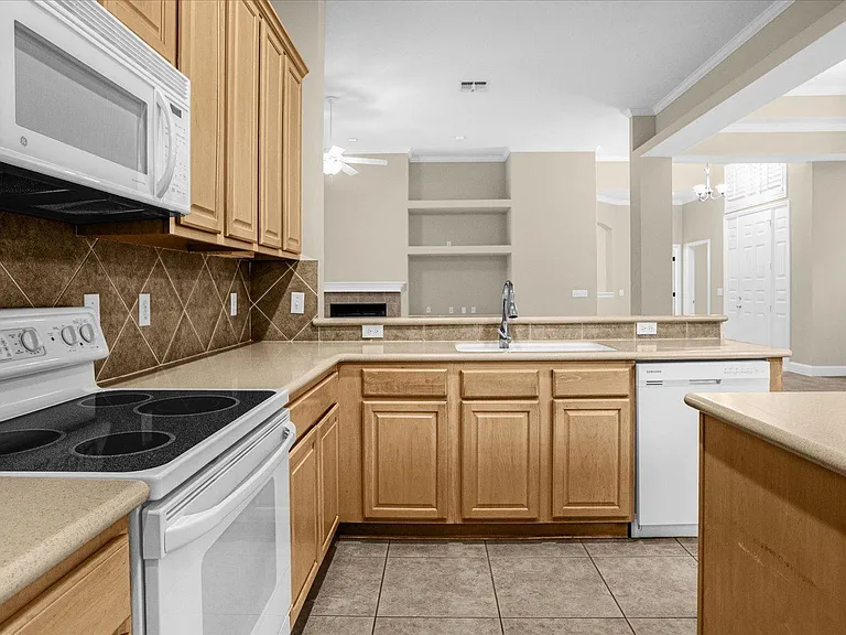 10674 Woodchase Cir — Photo 27
