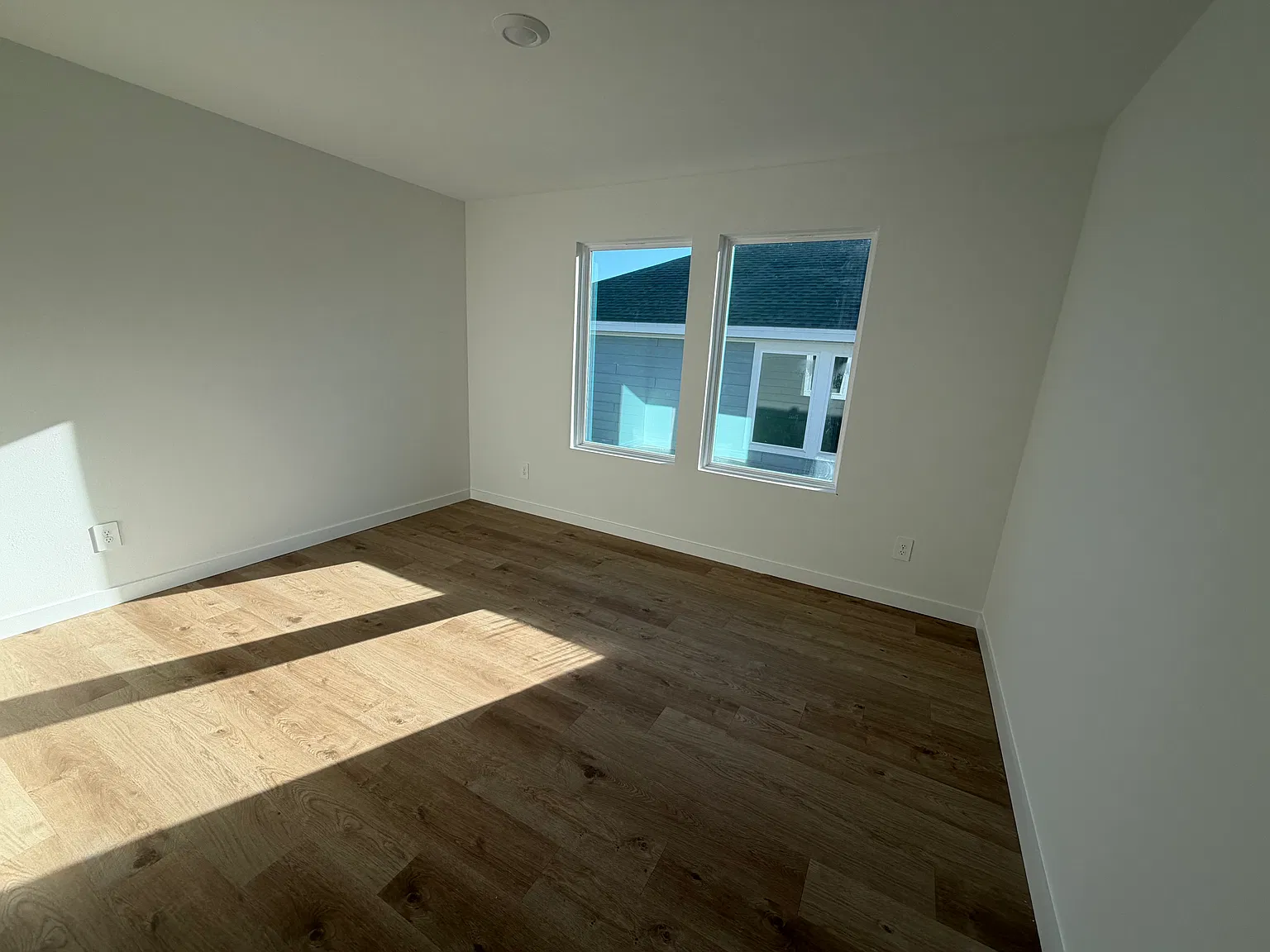 4 bed, 1985 sqft, $2,100 — Photo 4