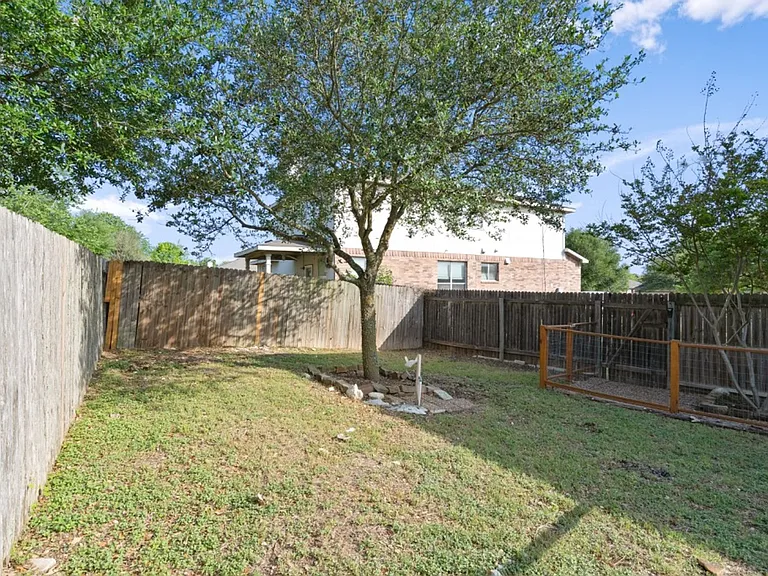 120 Brazos Ln — Photo 27