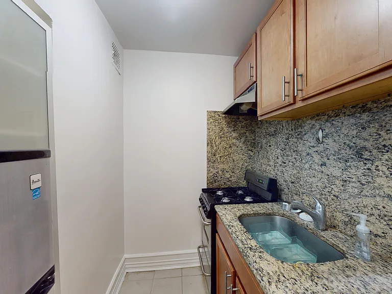 338 E 70th St #3D — Photo 8