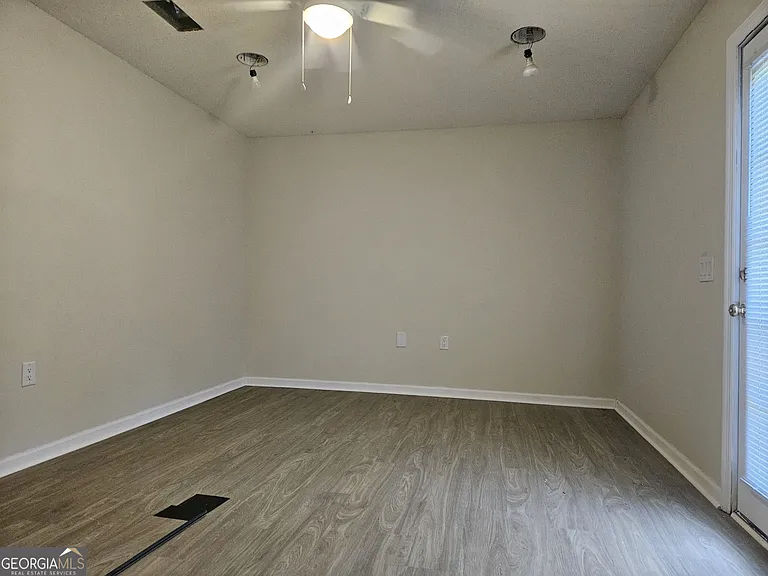220 Courtney Way — Photo 10