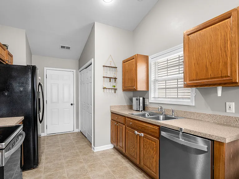 325 Vesta Dr — Photo 10