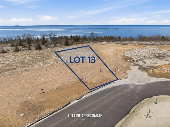 13 Quarry Bluff Ct, Sturgeon Bay, WI 54235