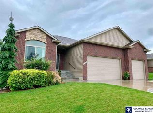 8153 Windmill Dr, Lincoln, NE 68507