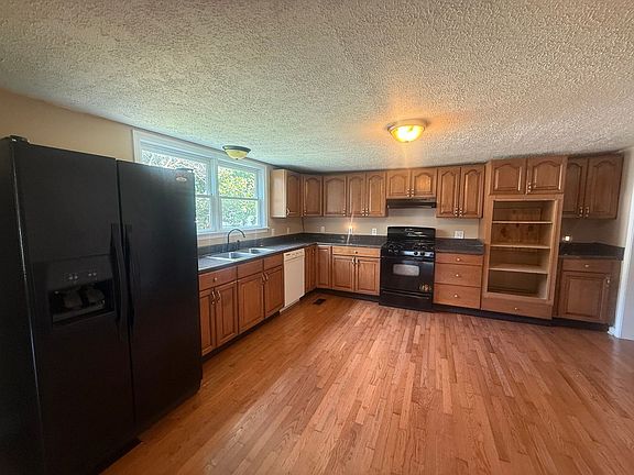 4th image of 11 Magnolia St