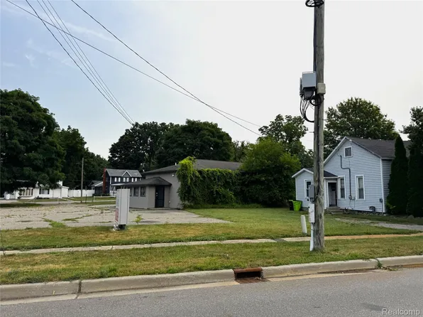 213 Main St, Fenton, MI 48430