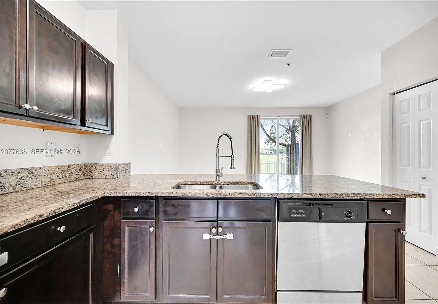 2 bed, 2.5 bath, 1290 sqft, $2,100 — Photo 4