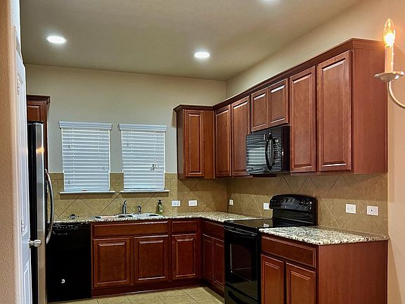 2nd image of 934 Alamo Plaza Dr
