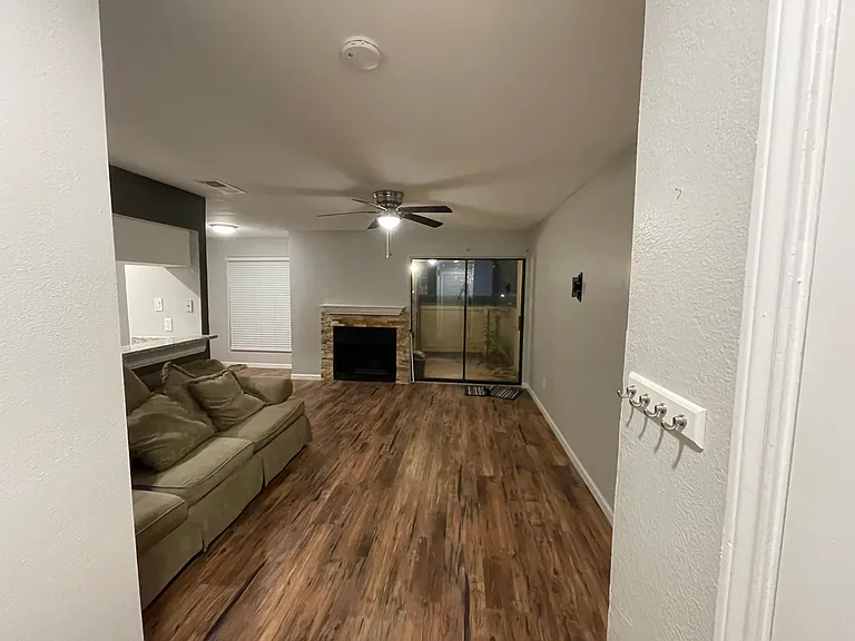 821 W Harwood Rd #D — Photo 1