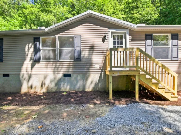 190 Pinewood Knoll Dr, Hendersonville, NC 28739