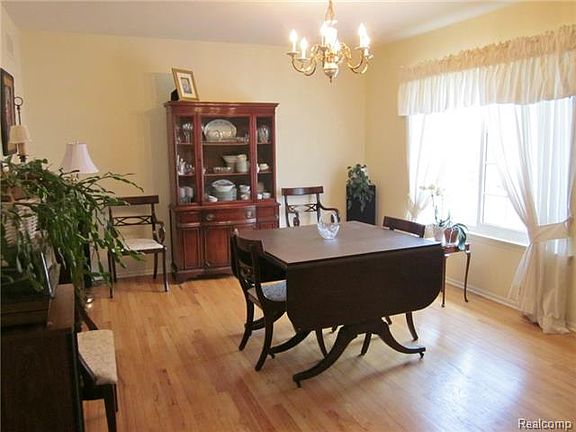 5th image of 39661 Peters Dr