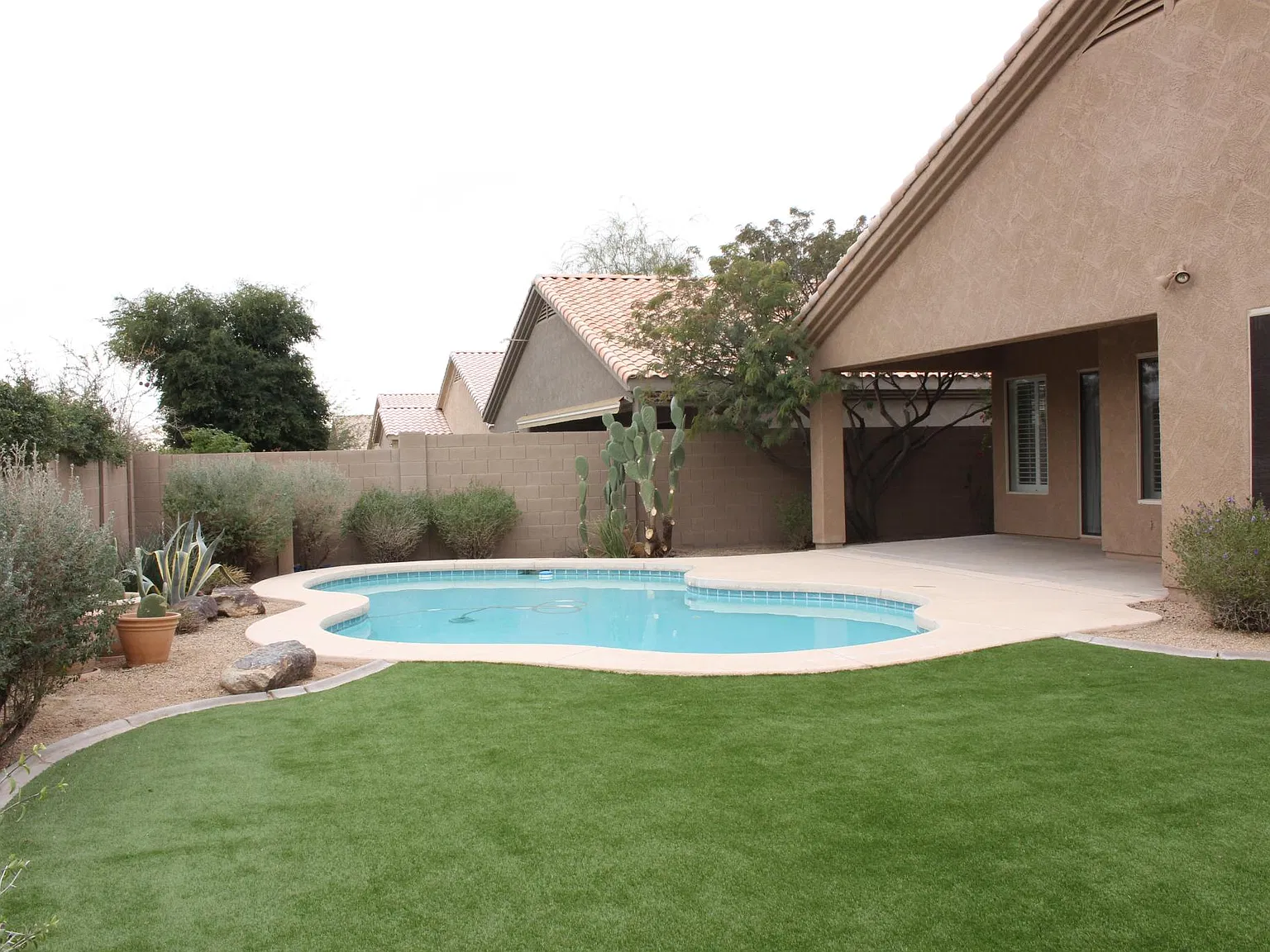 3 bed, 2412 sqft, $4,000 — Photo 2
