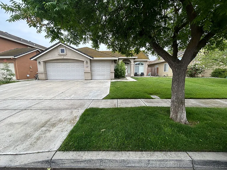 2464 Oak Crest Dr — Photo 3